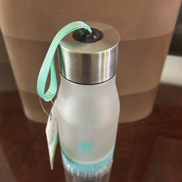 Gaiam *NWT* 22 Ounce Fruit Infuser Water Bottle, BPA Free Non-Toxic, Blue Strap - Picture 8 of 14
